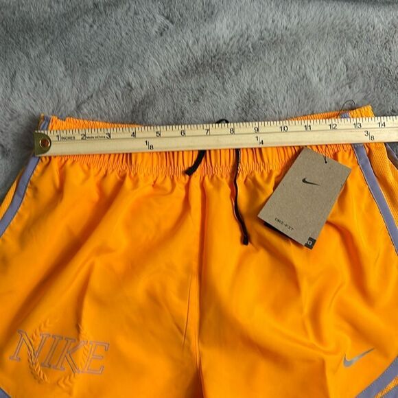 🍊NWT Nike women dri fit tempo training shorts size M bright orange 🍊 🏃🏻‍♀️ - Picture 9 of 12